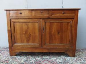 Nussbaum-Anrichte mit zwei Türen und drei Schubladen, restauriert, 19. Jahrhundert, L150xB54xH103 cm